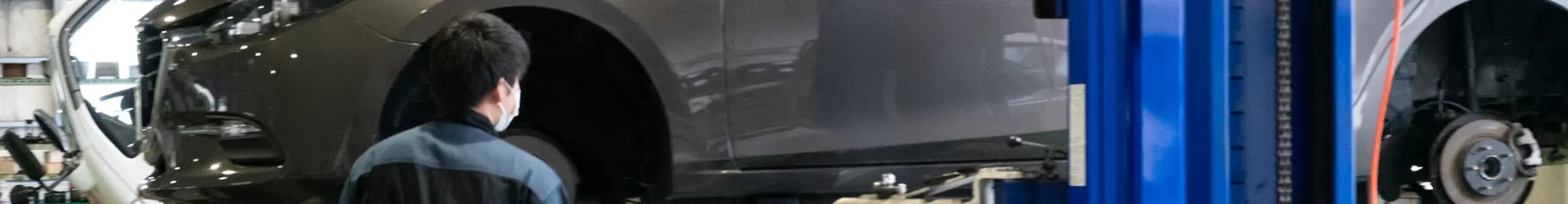 整備工場で点検中の車