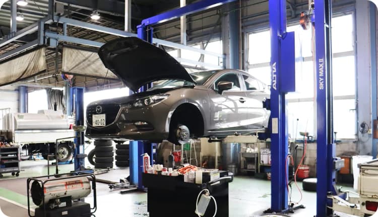 整備工場でリフトアップされた自動車