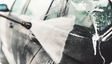 自動車のボディを高圧洗浄で洗浄する作業