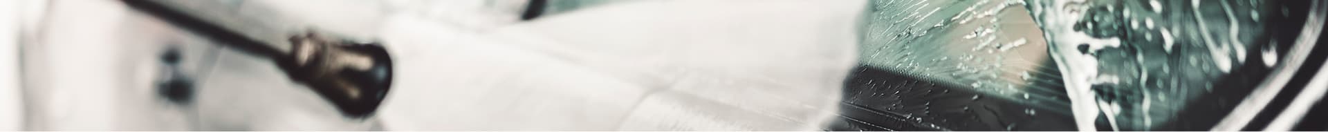 自動車のボディを高圧洗浄で洗浄する作業