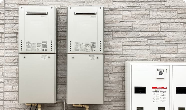 住宅の外壁に取り付けられた2台のガス給湯器
