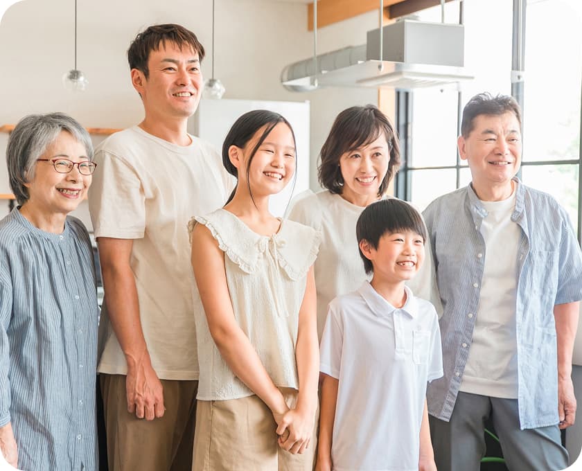笑顔で並ぶ三世代家族