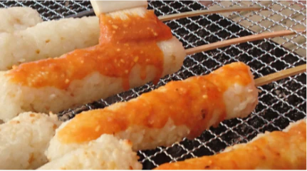 きりたんぽ、せり、長ネギなど具材がたくさんの「きりたんぽ鍋」