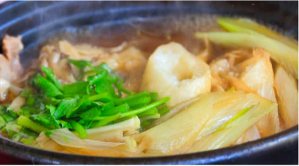 きりたんぽ、せり、長ネギなど具材がたくさんの「きりたんぽ鍋」